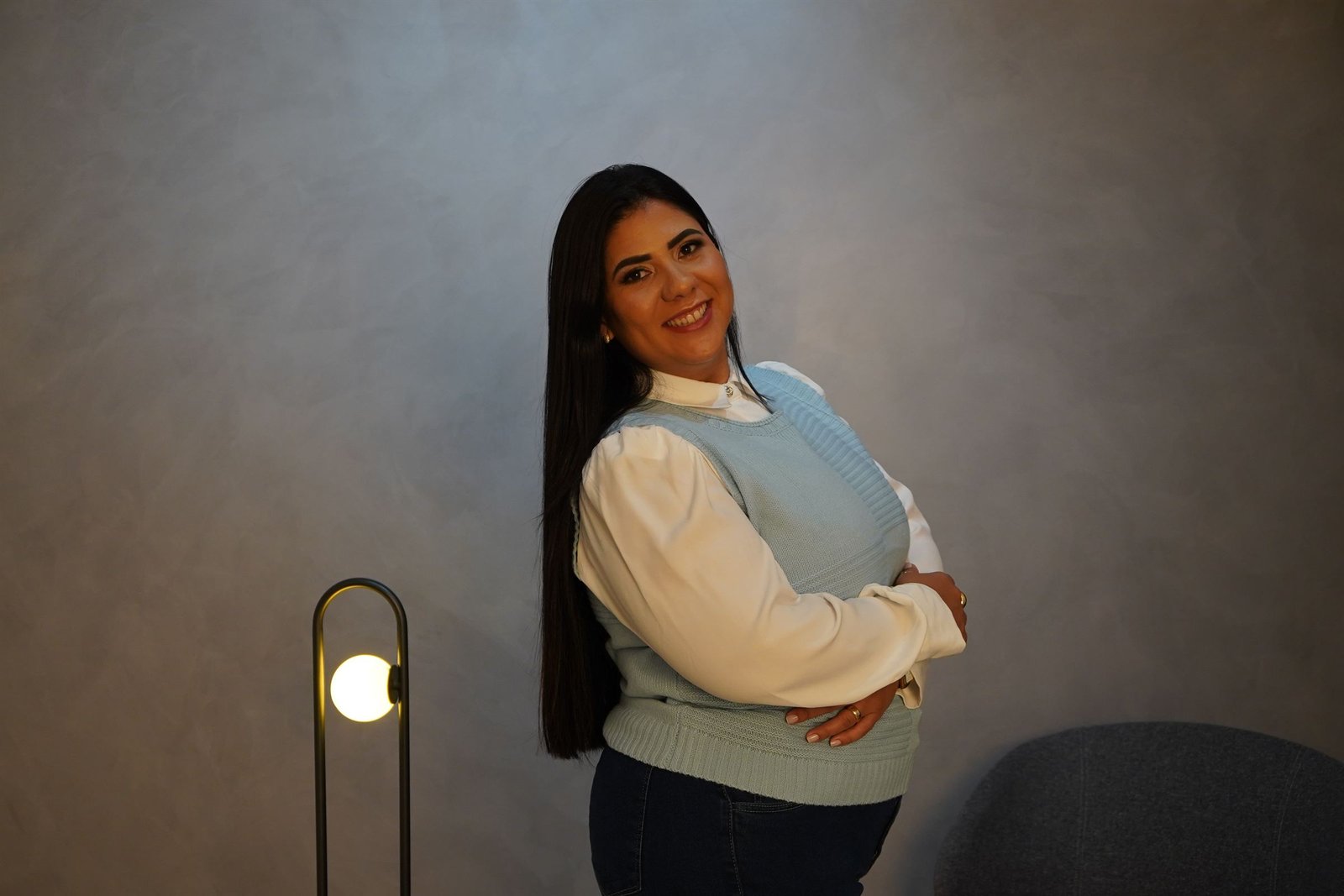 Dra. Mariane de Oliveira em retrato com fundo escuro